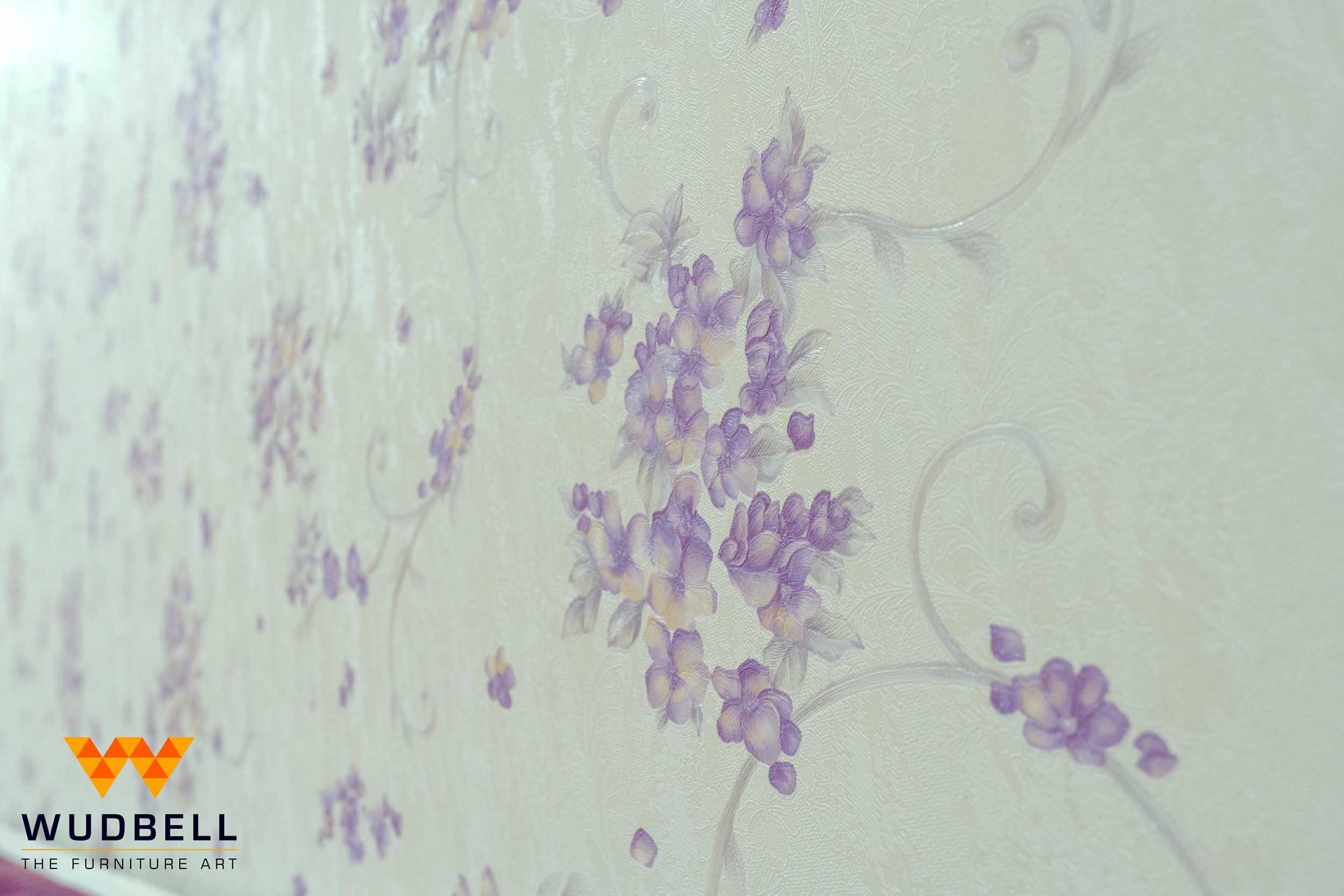 Subtle-yet-trendy floral wallpaper in kids bedroom